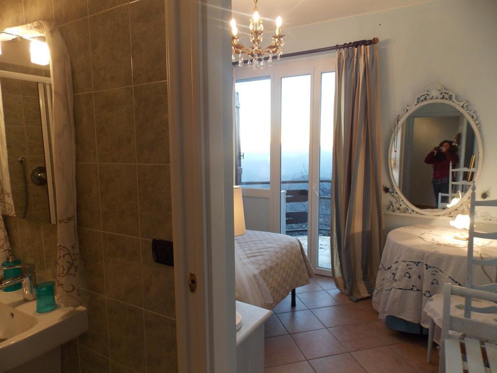 B&B Le Camelie Del Bosco Baiardo Room photo